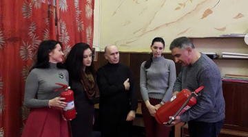 Навчання з використання вогнегасників. Проводить І.В.Тiтаренко